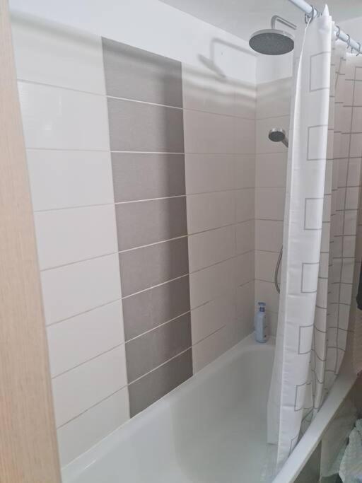מרחק נגיעה בתקווה Petach Tikva Exterior foto